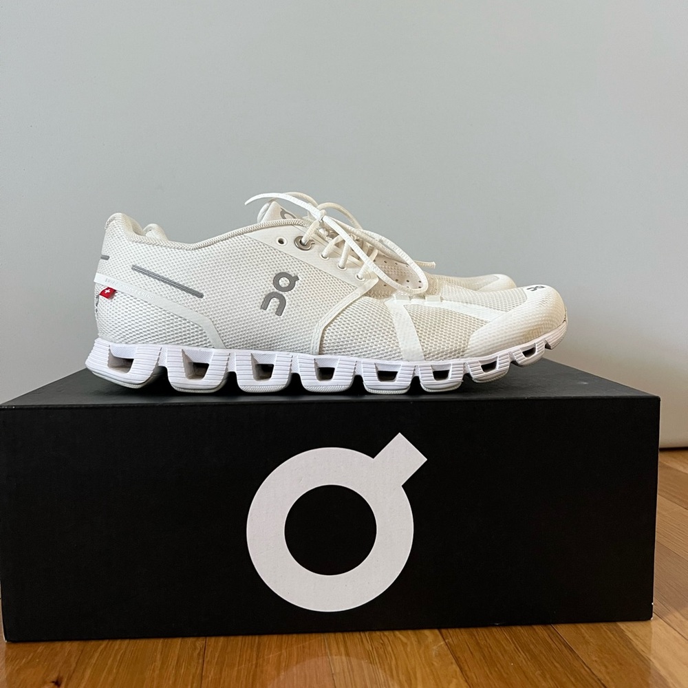 On Cloud Womens 9.5 White Sneaker